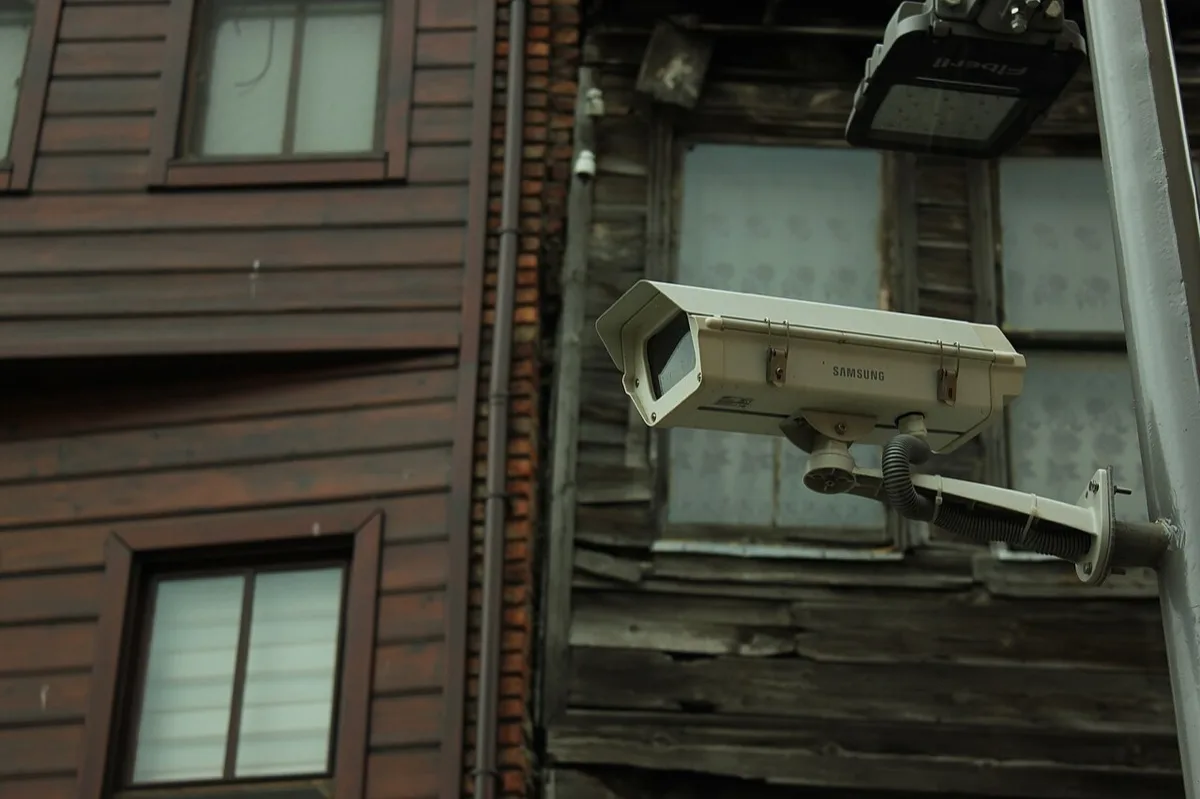 오래된 건물 외벽에 달린 노후 CCTV 카메라